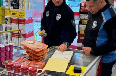 Ezine’de tarihi geçmiş ve etiketsiz ürün satan 2 markete 596 bin TL ceza 