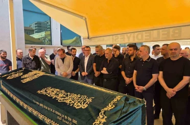 Fabrikada elektrik faciasında ölen işçi, mesai arkadaşlarının omzunda son yolculuğuna uğurlandı 