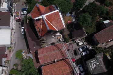 Fatih’te 2 katlı tarihi ahşap binada yangın 