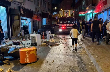 Fatih’te 4 katlı binanın çatısından düşen parçalardan 2 kişi son anda kurtuldu... O anlar kamerada 