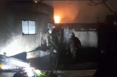 Fatih’te 5 katlı iş merkezinde çatı yangını 