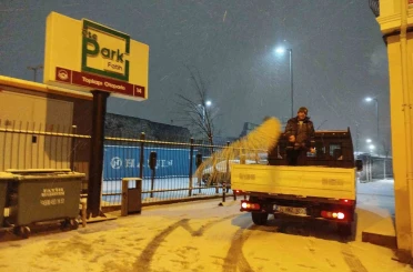 Fatih’te kar mesaisi: 350 personel, 80 araç sahada 