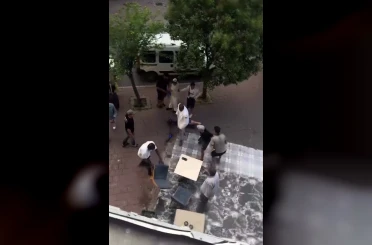 Fatih’te yabancı uyruklu şahıslar arasında bıçaklı kavga kamerada 