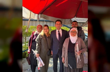 Feke’de kadın pazarcılara Anneler Günü hediyesi başkandan 
