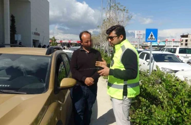 Felçli annesini hatalı parklardan dolayı tekerlekli sandalyeyle taşımakta güçlük çeken vatandaş: "Çektiğimiz eziyeti bir görseler, inanıyorum ki oturup ağlarlar" 