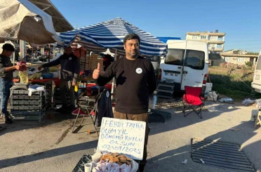 Ferdi Tayfur’un ölüm yıldönümünde lokum ve bisküvi dağıttı 
