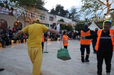 Festival alanını hem temizlediler hem eğlendiler 