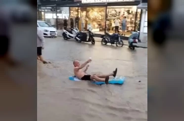 Fethiye’de turistler sel sularında eğlendi 