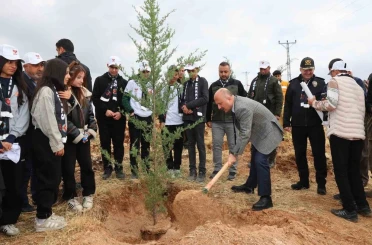 Fidanlar şehitler için toprakla buluştu 