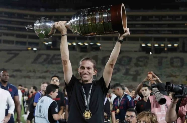 Filipe Luis, teknik direktörlük kariyerinde 5. kupasını kazandı 