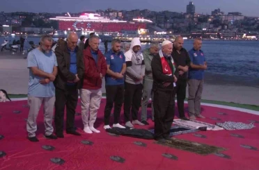 Filistin’e destek için Zeytinburnu’ndan Demokrasi ve Özgürlükler Adası’na kulaç attılar 
