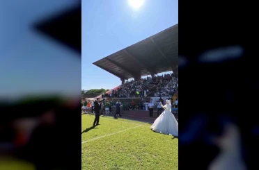 Final maçını gelinlik ve damatlıkla izlediler 