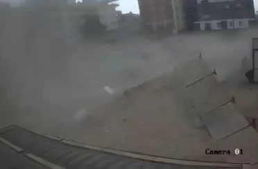 Fırtınada inşaat alanı yerle bir oldu 
