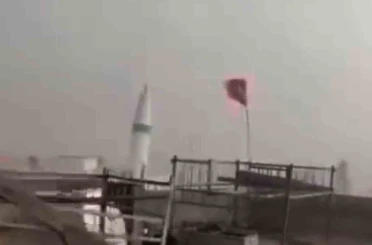 Fırtınada minarenin yıkılma anı kamerada 