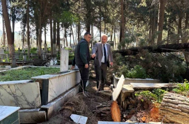 Fırtınadan zarar gören mezarlıklar onarılıyor 