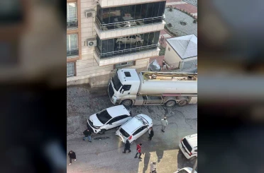 Freni boşalan akaryakıt tankerinin 8 aracı hurdaya çevirdiği anlar güvenlik kamerasında 