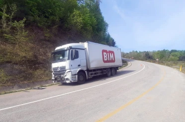 Freni boşalan kamyon başka bir kamyona çarptı: 1 yaralı 