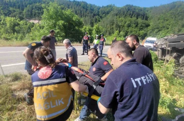 Freni boşalan kamyon devrildi, ekipler sürücüyü kurtarmak için zamanla yarıştı 