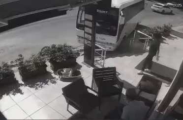 Freni boşalan servis midibüsü direğe çarparak durabildi 