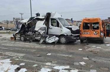 Freni patlayan tır dehşet saçtı: Öğrenci servisi dahil 7 araç birbirine girdi, 18 yaralı 