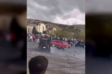 Fuarda otomobil ile drift atan sürücü görevliye çarptı: O anlar kamerada 
