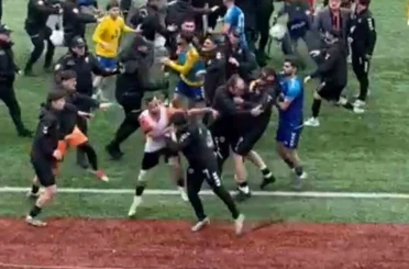 Futbol sahası ringe döndü, 24 kırmızı kart çıktı 