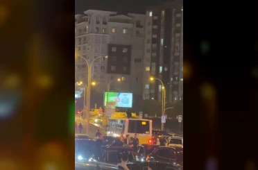 Galibiyet kutlamalarında Galatasaylı taraftar otobüsün üzerinde yolculuk yaptı 