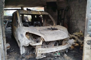 Garajda alevlere teslim olan 2 araç ve motosiklet kullanılmaz hale geldi 