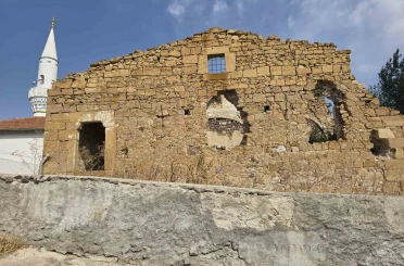 Garipler Köyü Kilisesi 300 yıllık tarihiyle zamana direniyor 