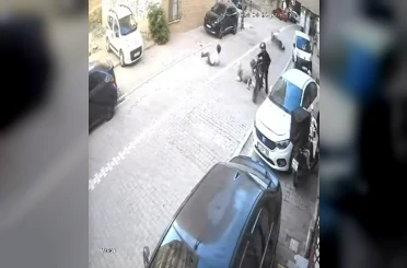 Gaza fazla basınca motosiklet ön kaldırarak ileri fırladı, yoldan geçen kadına çarptı 