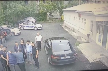 Gazeteciyi darbeden koruma polisine ceza 