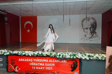 Gaziantep Kolej Vakfı Özel Okulları öğrencileri bayrak alkışı 