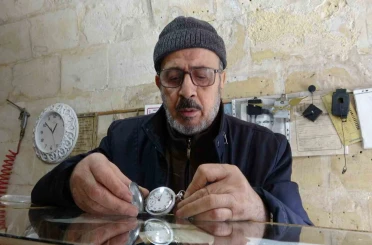 Gaziantepli 74 yaşındaki saat ustası 65 yıldır zamana ayar veriyor 