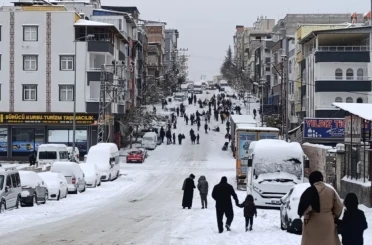 Gaziantep’te çocukların kar keyfi: Tepsi, poşet, leğen ve tahta ile kayak yaptılar 