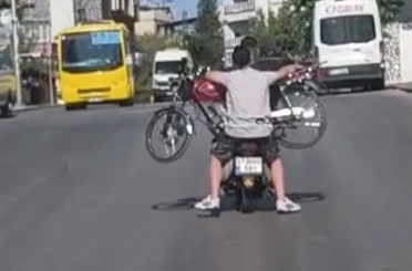 Gaziantep’te ilginç taşıma yöntemi: Motosiklet üzerinde motosiklet taşıdılar 
