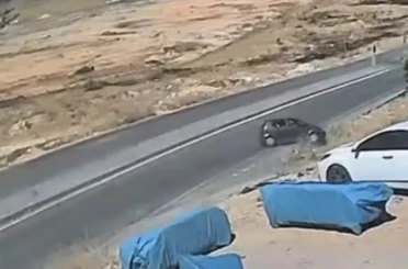 Gaziantep’te kontrolden çıkan araç menfezde ters döndü: Kaza kamerada 