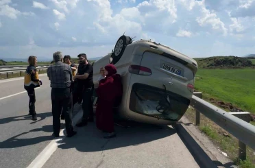 Gaziantep’te lastiği patlayan minibüs takla attı 