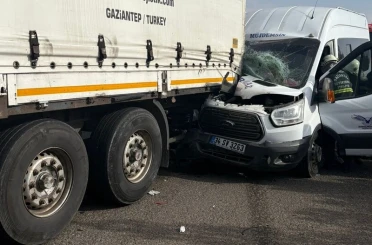 Gaziantep’te minibüs tıra arkadan çarptı: 5 yaralı 
