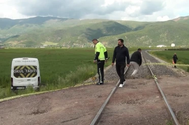Gaziantep’te öğrenci servisine tren çarptı: 13 öğrenci hafif yaralandı 