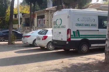 Gaziantep’te otomobil tıra arkadan çarptı: Baba-oğul hayatını kaybetti