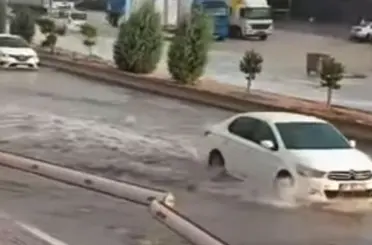 Gaziantep’te sağanak yağış cadde ve sokakları göle çevirdi
