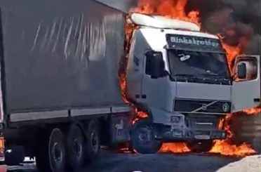 Gaziantep’te seyir halindeki tır alev aldı 