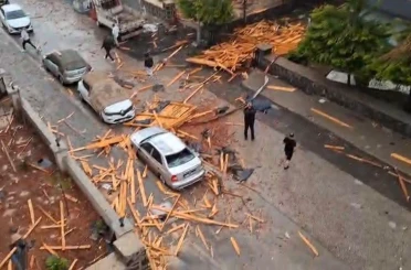 Gaziantep’te şiddetli yağış bir evin çatısını yıktı, vatandaş yaşadıklarını canlı yayında ağlayarak anlattı 