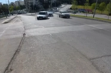 Gaziantep’te trafikte ilginç görüntü: Seyir halindeki otomobilin lastiği yerinden çıktı 
