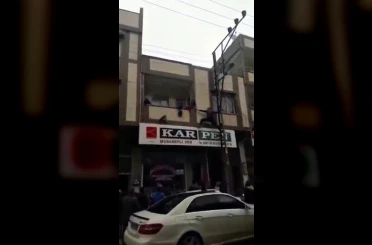 Gaziantep’te yürekleri ağza getiren an: Balkonda asılı kalan çocuğu kurtardı 