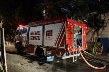 Gaziosmanpaşa’da gecekondu alev alev yandı 