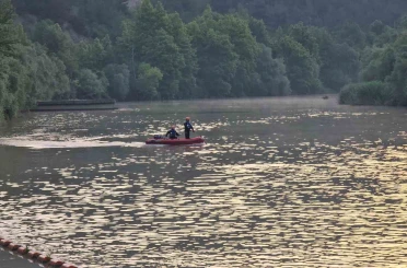 Gece boyu arandı, gün ağarınca botlarla arama çalışmaları yeniden başladı 
