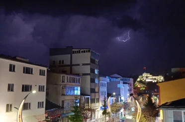 Geceyi gündüze çeviren şimşekler: Kars semalarında nefes kesen ışık gösterisi 