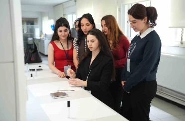 Geleceğin diş hekimleri ve eczacıları sektörün nabzını tuttu 