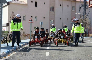 Geleceğin sürücüleri trafik parkurunda 